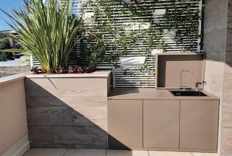 Outdoor kitchens & furniture