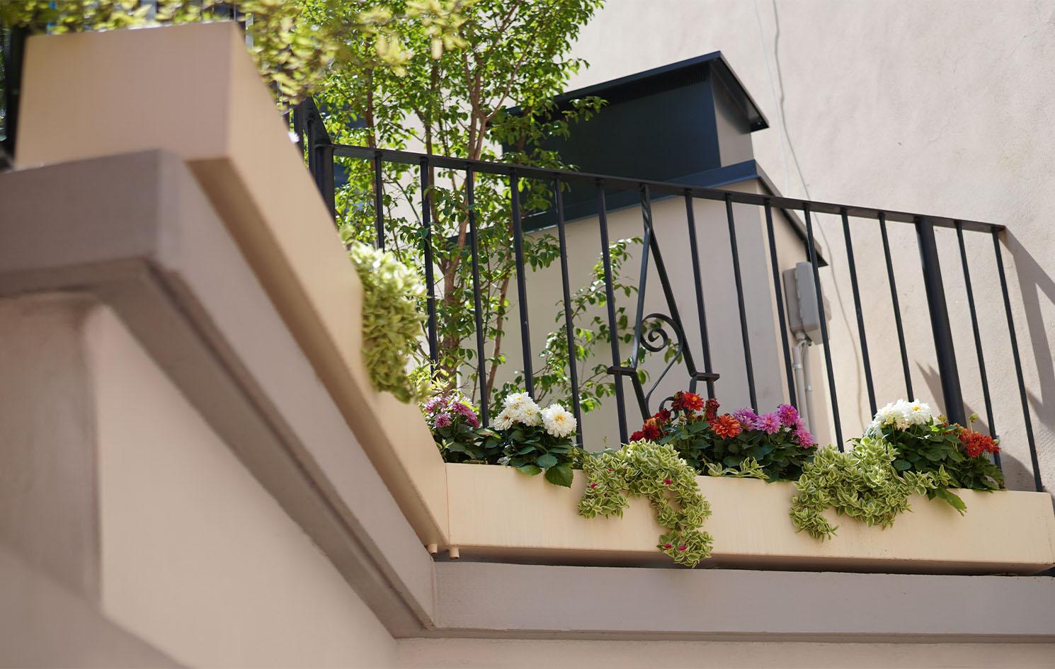 elunapiena_il cortile_fioriere su misura in alluminio